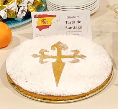 Santiago tart covered by powdered sugar showing the design of the cross of the order of Santiago
